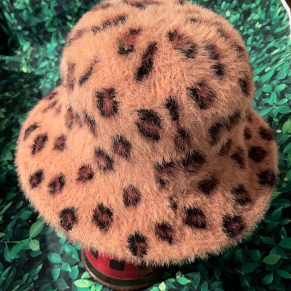 NWOT- FAUX CASHMERE LEOPARD PATTERN HAT ( BRN/BLK/ORANGE/TAN BACKGROUND - Picture 2 of 7